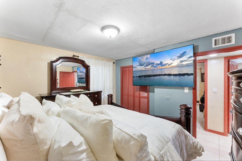 This income-producing duplex presents a fantastic opportunity - photo 13