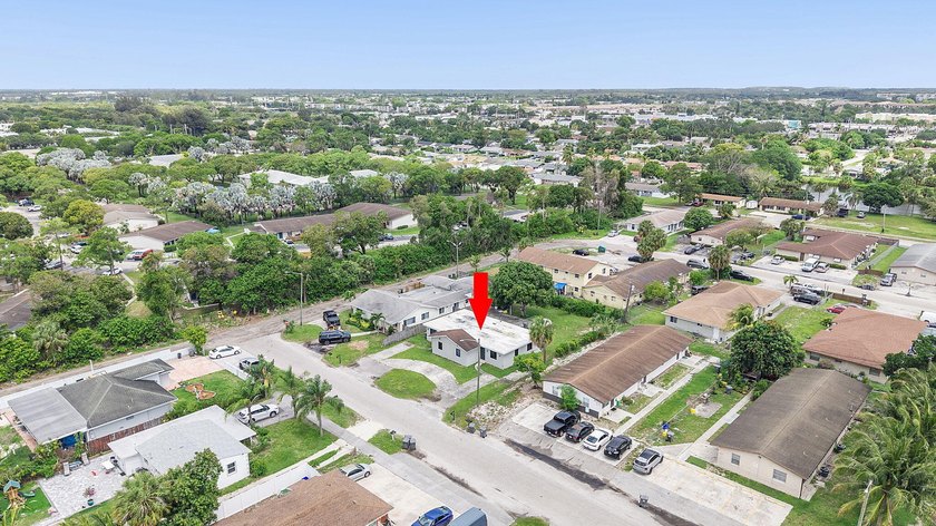 This income-producing duplex presents a fantastic opportunity - photo 36