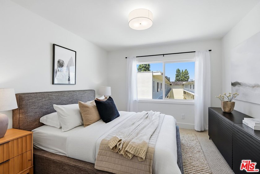 Extensively renovated and just completed 3 bedroom, 2.5 bathroom - photo 34