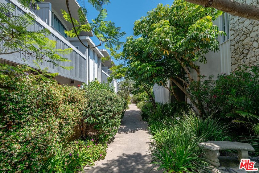 Extensively renovated and just completed 3 bedroom, 2.5 bathroom - photo 44