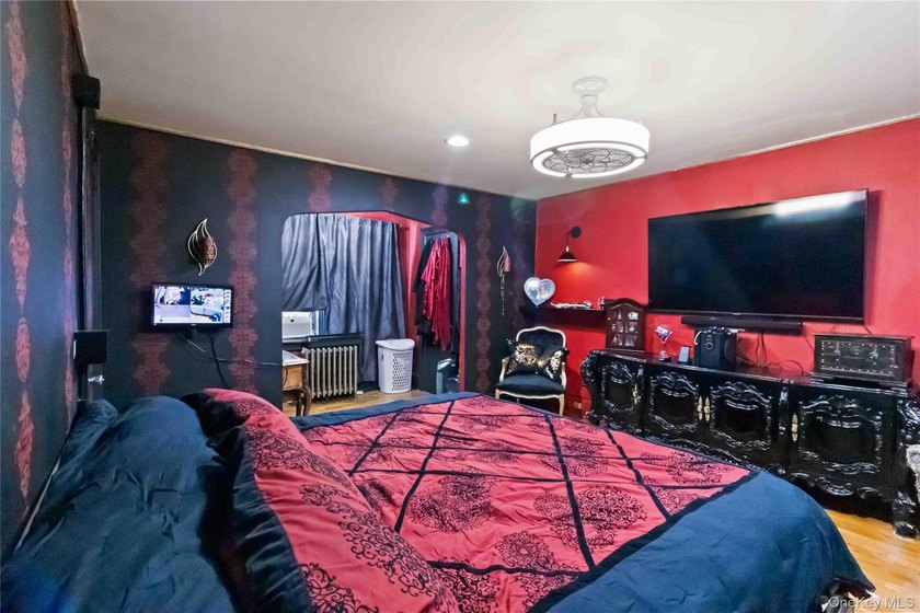 Charming Tudor home filled with character, set on a dead-end - photo 13