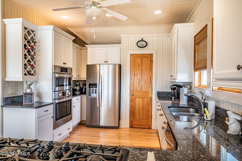 Must-See Harbor Island Gem! Welcome to your dream coastal - photo 16