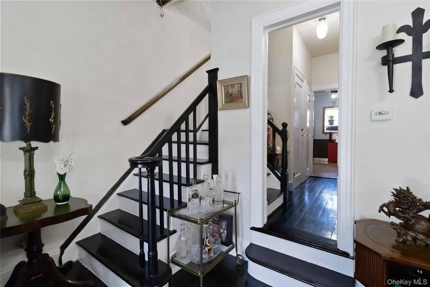 Charming Tudor home filled with character, set on a dead-end - photo 25