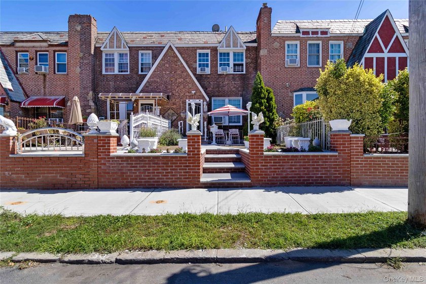 Charming Tudor home filled with character, set on a dead-end - photo 31