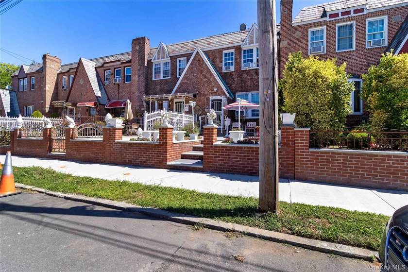 Charming Tudor home filled with character, set on a dead-end - photo 32