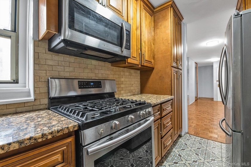 Spacious three-bedroom one-and-a-half-bathroom condominium - photo 11