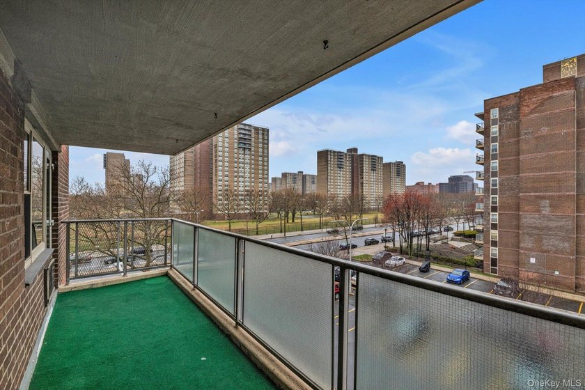 Spacious three-bedroom one-and-a-half-bathroom condominium - photo 21