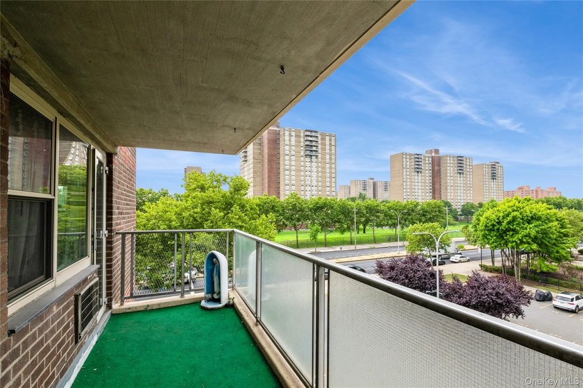 Spacious three-bedroom one-and-a-half-bathroom condominium - photo 22