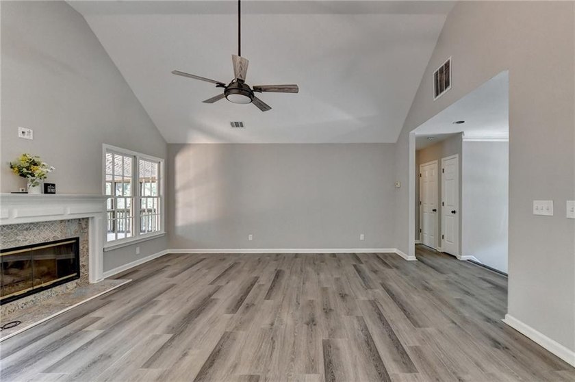 Welcome to this beautifully updated 5-bedroom, 3-bathroom home - photo 15