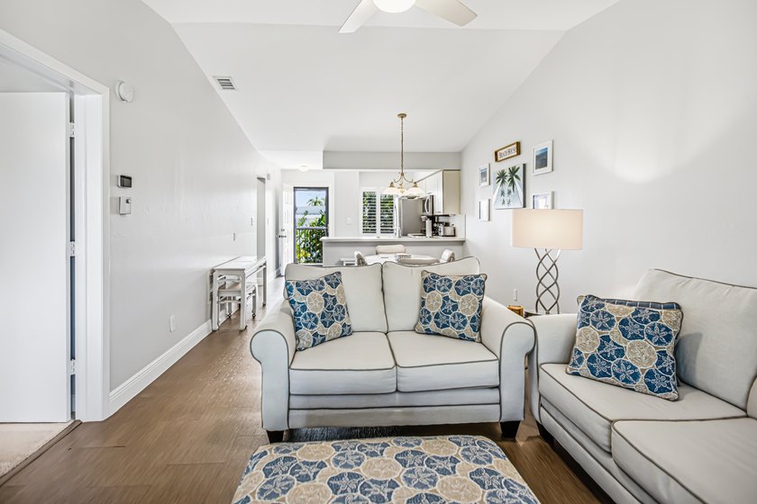 Second floor with high ceilings fully &amp; beautifully furnished - photo 3
