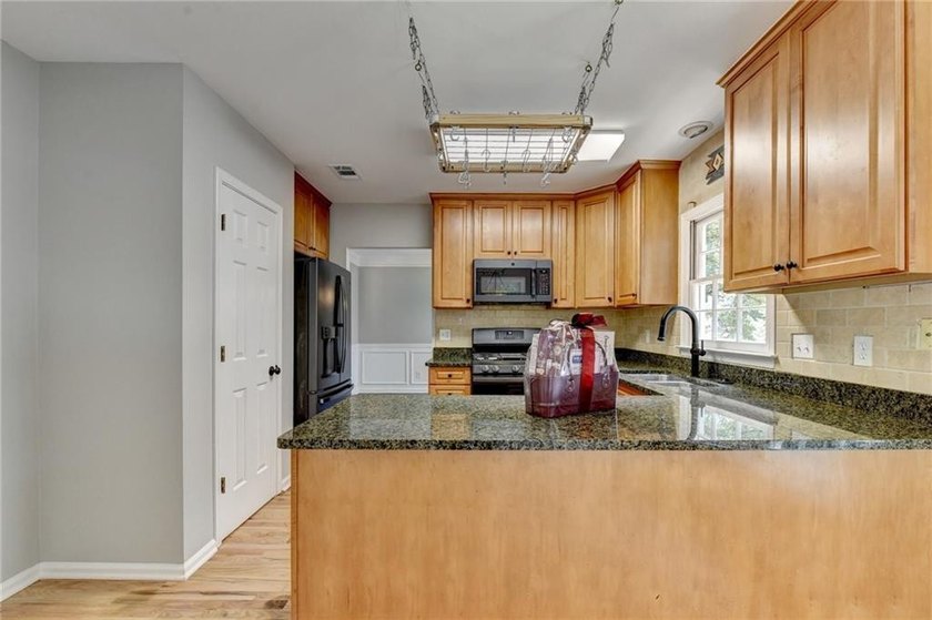 Welcome to this beautifully updated 5-bedroom, 3-bathroom home - photo 30