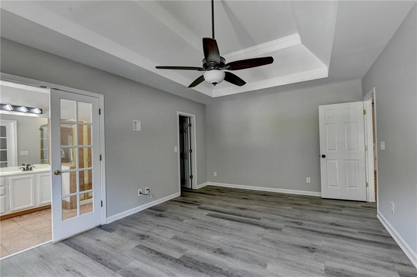 Welcome to this beautifully updated 5-bedroom, 3-bathroom home - photo 36