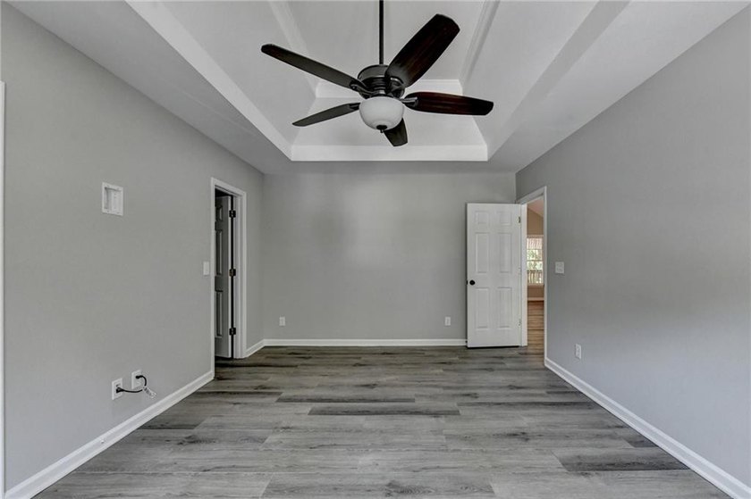 Welcome to this beautifully updated 5-bedroom, 3-bathroom home - photo 37