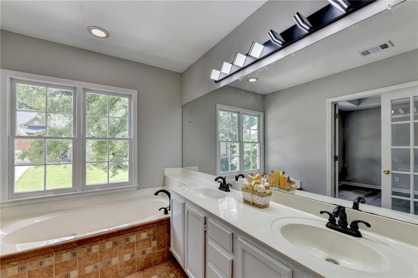 Welcome to this beautifully updated 5-bedroom, 3-bathroom home - photo 38