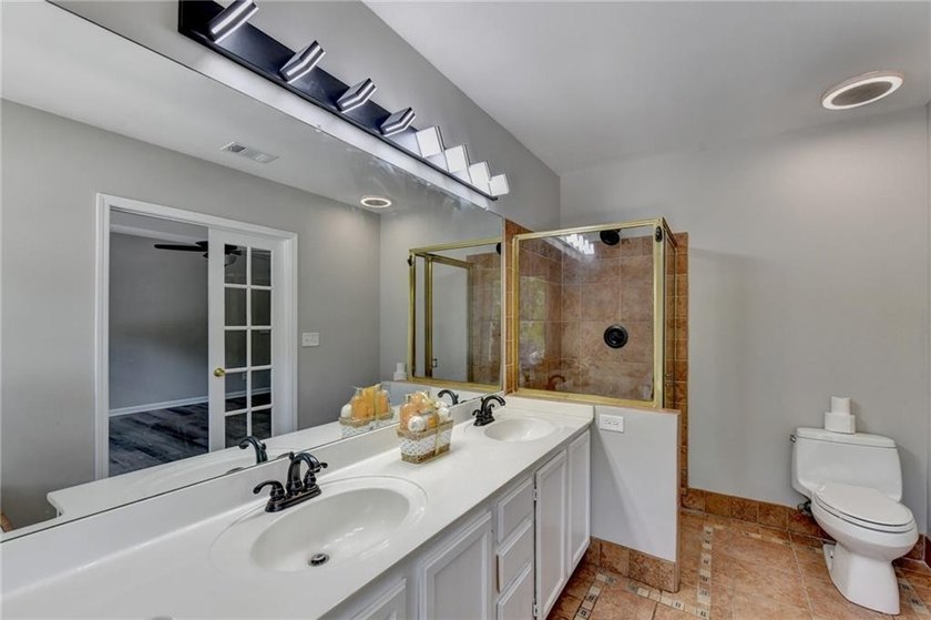 Welcome to this beautifully updated 5-bedroom, 3-bathroom home - photo 40