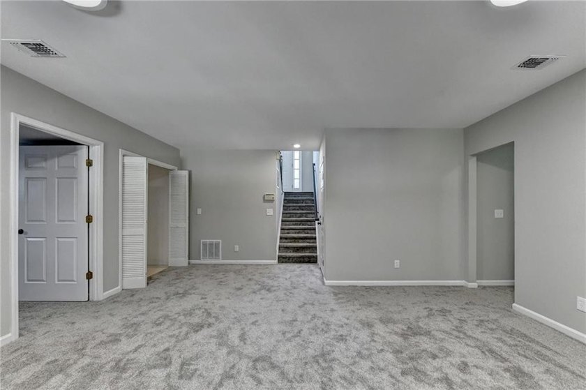 Welcome to this beautifully updated 5-bedroom, 3-bathroom home - photo 50