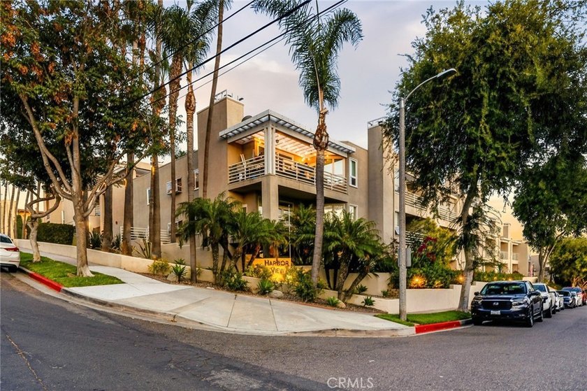 Perched in Signal Hill, this rare single-level 2-bed, 2-bath - photo 2