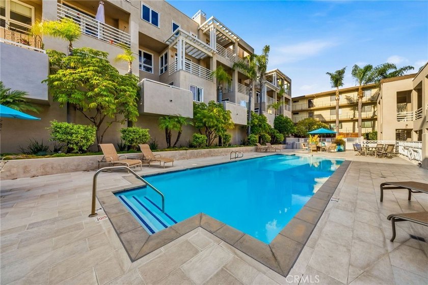 Perched in Signal Hill, this rare single-level 2-bed, 2-bath - photo 3