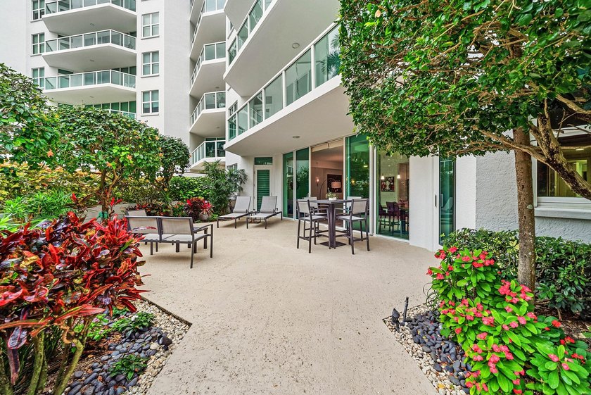 Experience luxury living in this beautifully renovated 2 bedroom - photo 4