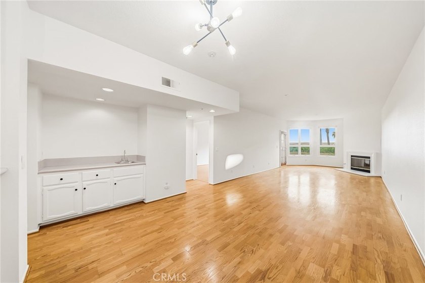Perched in Signal Hill, this rare single-level 2-bed, 2-bath - photo 7