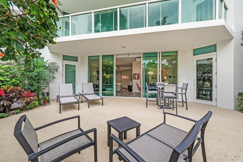 Experience luxury living in this beautifully renovated 2 bedroom - photo 7