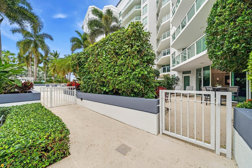 Experience luxury living in this beautifully renovated 2 bedroom - photo 9