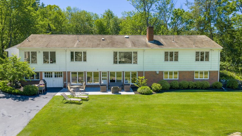 Looking for single level living in the heart of Falmouth? Look - photo 3