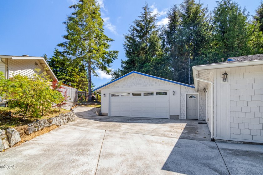 Nice one level coastal home updated in 2012 and additional - photo 3