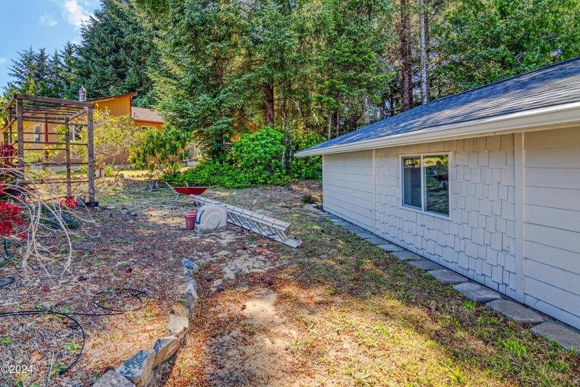 Nice one level coastal home updated in 2012 and additional - photo 5