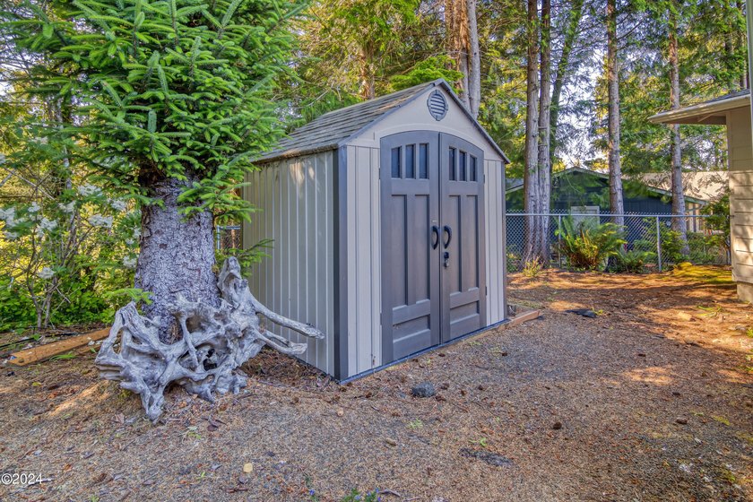 Nice one level coastal home updated in 2012 and additional - photo 8
