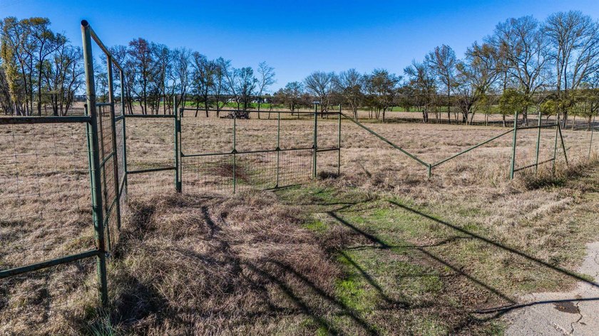 Exceptional 15.77-acre ranch property located in Franklin County - photo 2