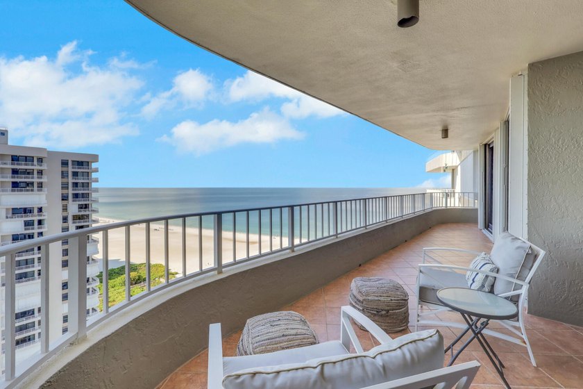 Wow what a show stopper this stunning unit is on the 21st floor - photo 2