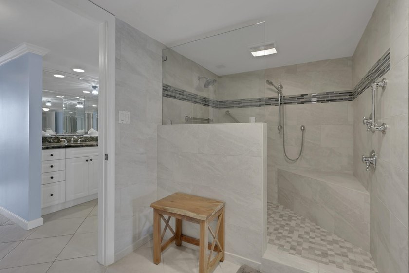 Wow what a show stopper this stunning unit is on the 21st floor - photo 7
