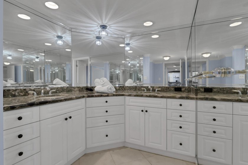 Wow what a show stopper this stunning unit is on the 21st floor - photo 8