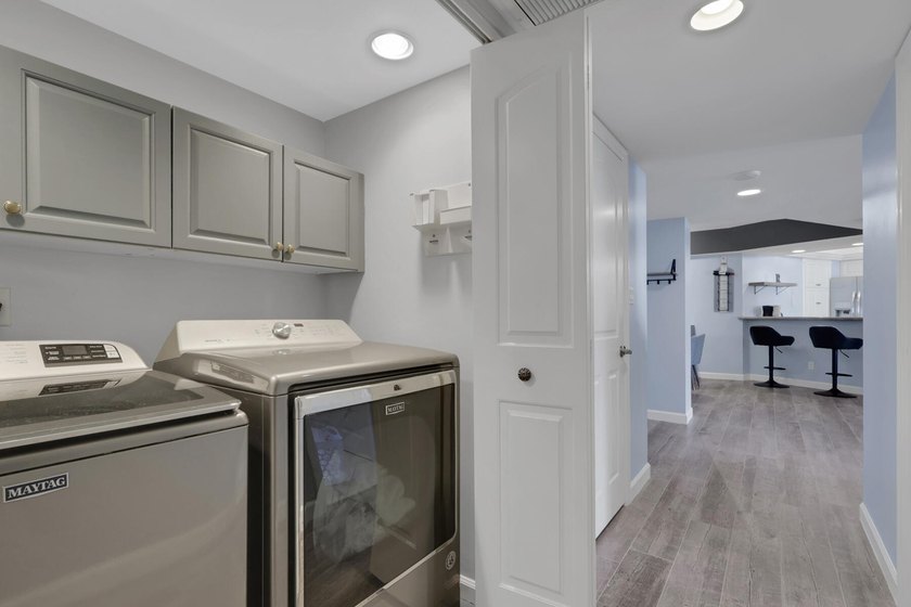 Wow what a show stopper this stunning unit is on the 21st floor - photo 9