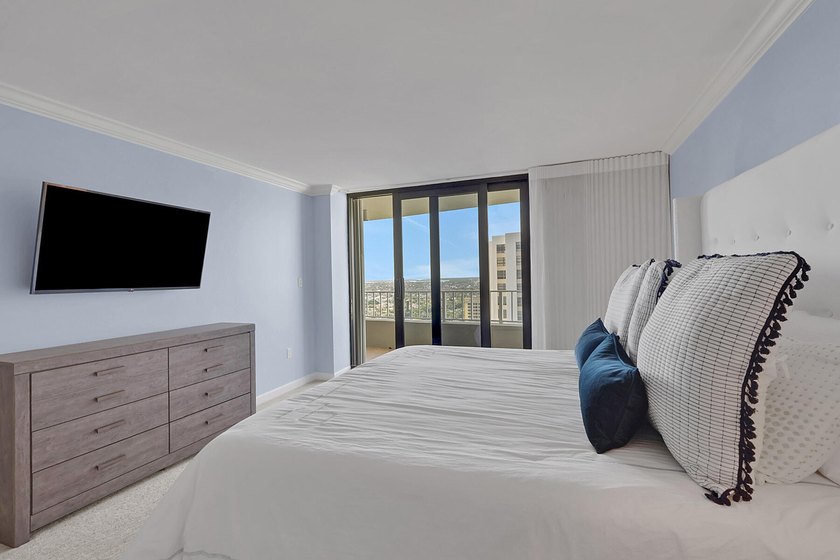 Wow what a show stopper this stunning unit is on the 21st floor - photo 10