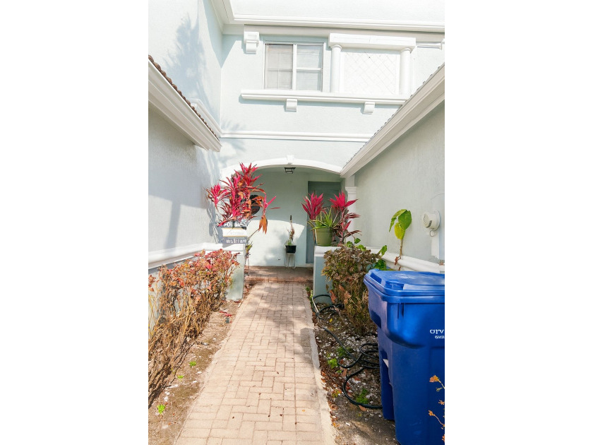 Welcome to comfortable living in the gated community of Thousand - photo 4