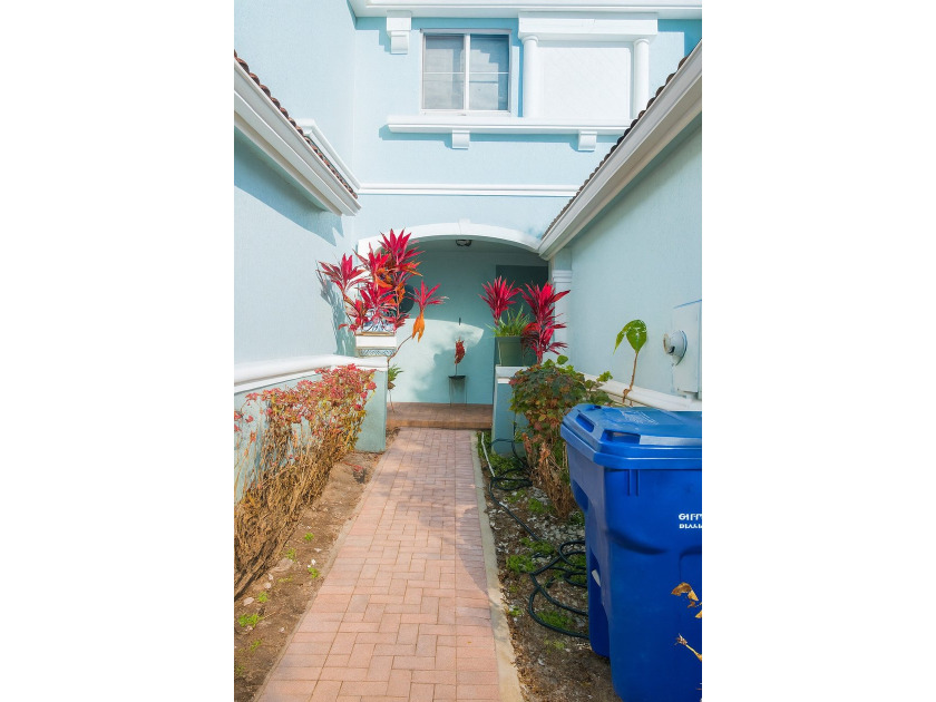 Welcome to comfortable living in the gated community of Thousand - photo 5