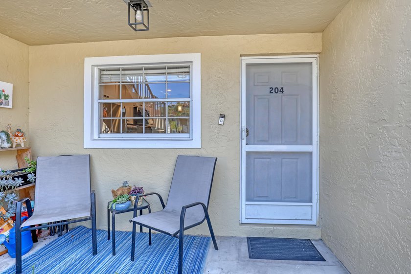 Welcome to this beautifully updated, light-filled corner unit - photo 3