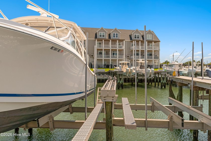 Marinafront 3-bedroom, 3.5-bath townhome in desirable Inlet Cove - photo 40