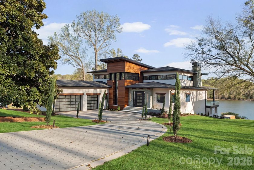Exquisite Waterfront Masterpiece on Lake Wylie - Discover an - photo 2