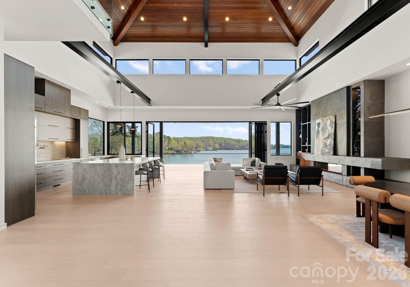 Exquisite Waterfront Masterpiece on Lake Wylie - Discover an - photo 4