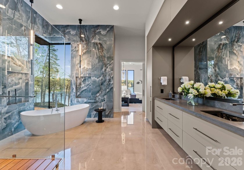 Exquisite Waterfront Masterpiece on Lake Wylie - Discover an - photo 7