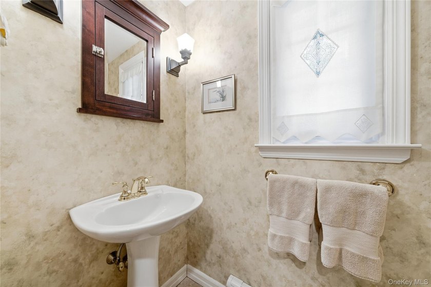 Welcome to this stately, immaculately maintained 4 bedroom, 2.5 - photo 22