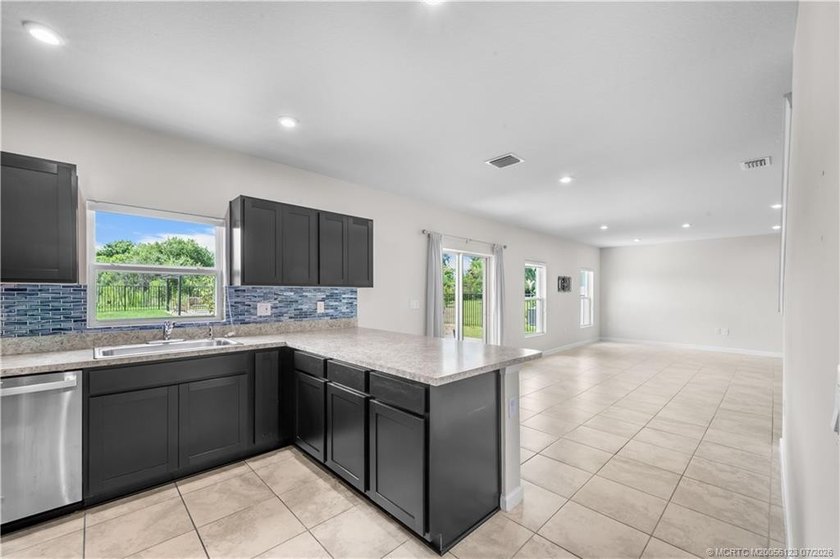 Move-in ready and beautifully maintained, this spacious - photo 11