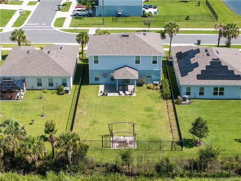 Move-in ready and beautifully maintained, this spacious - photo 33