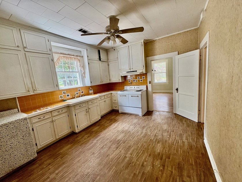 Charming and affordable 3-bedroom, 1-bath brick home! Features - photo 7