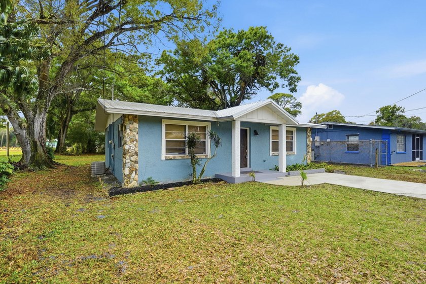 MUST SEE! Charming two-bedroom, two-bath, CBS home in a great - photo 2