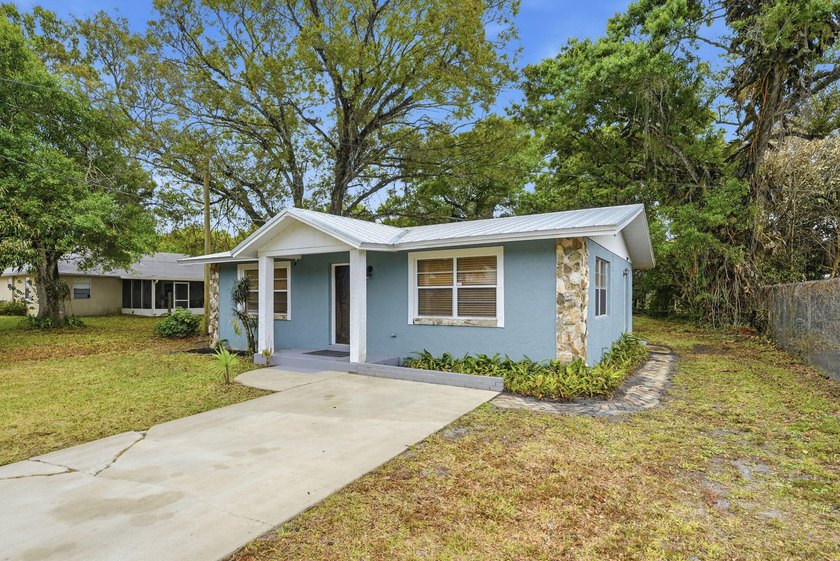 MUST SEE! Charming two-bedroom, two-bath, CBS home in a great - photo 3