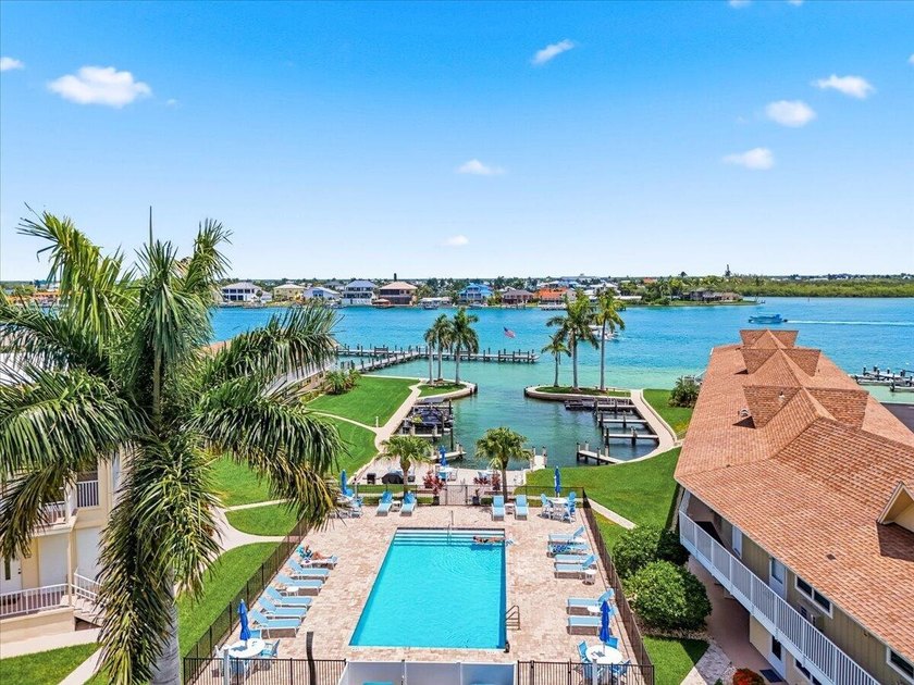 Discover the laid-back island lifestyle in this charming - photo 3